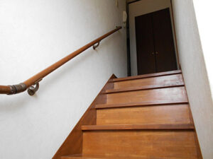 手すり付きの階段